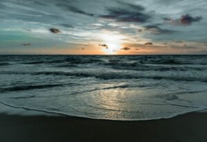 pastel colors over the ocean as the tides turn and the sun rises